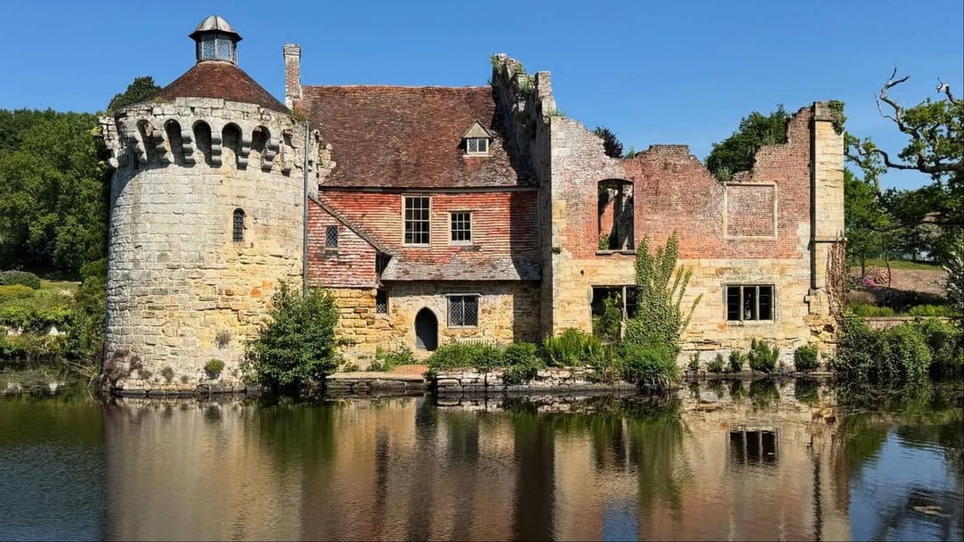 Scotney Castle in Lamberhurst, Kent (Image via @scotneycastle_nt/Instagram)